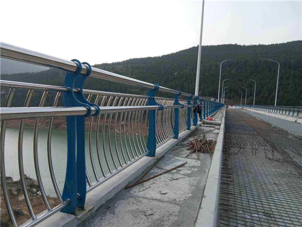 乌海不锈钢桥梁护栏的特点及其在桥梁安全中的重要作用