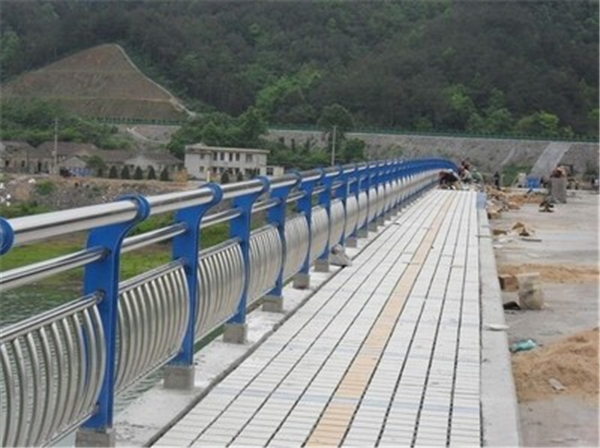 乌海不锈钢桥梁护栏的特性及其在现代建筑中的应用